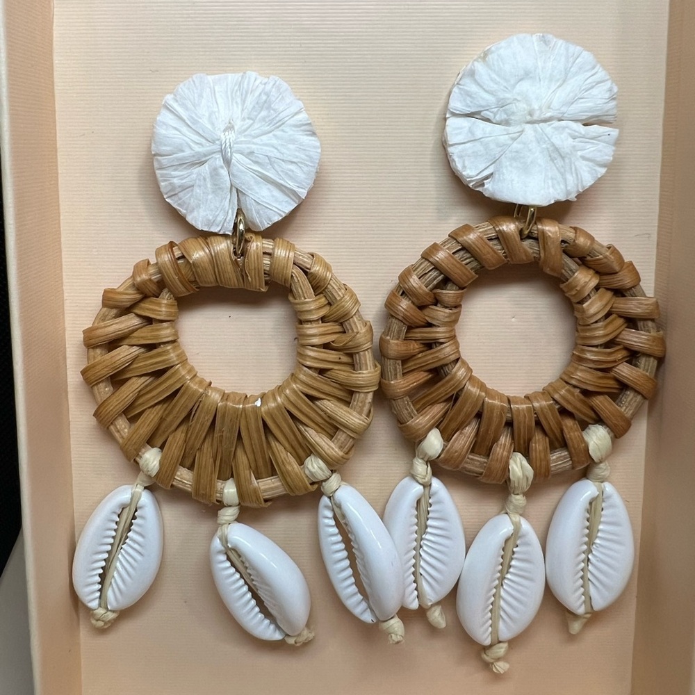 Beautiful Rattan Shell Earrings - Picture 5 of 5